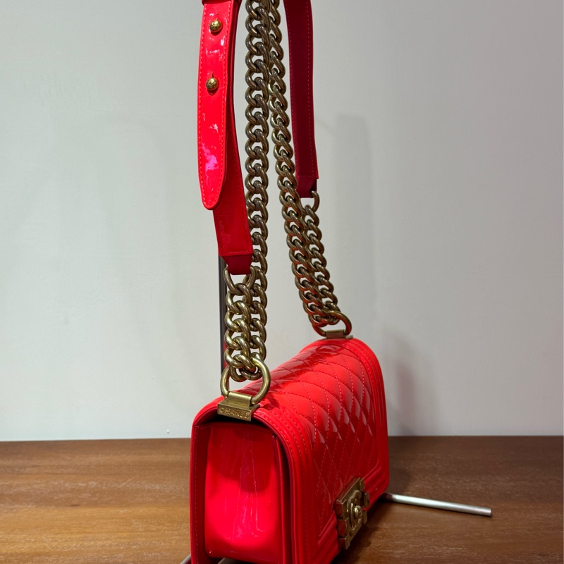 CHANEL Boy 20cm 橙紅色 漆皮配金鏈斜孭袋-2