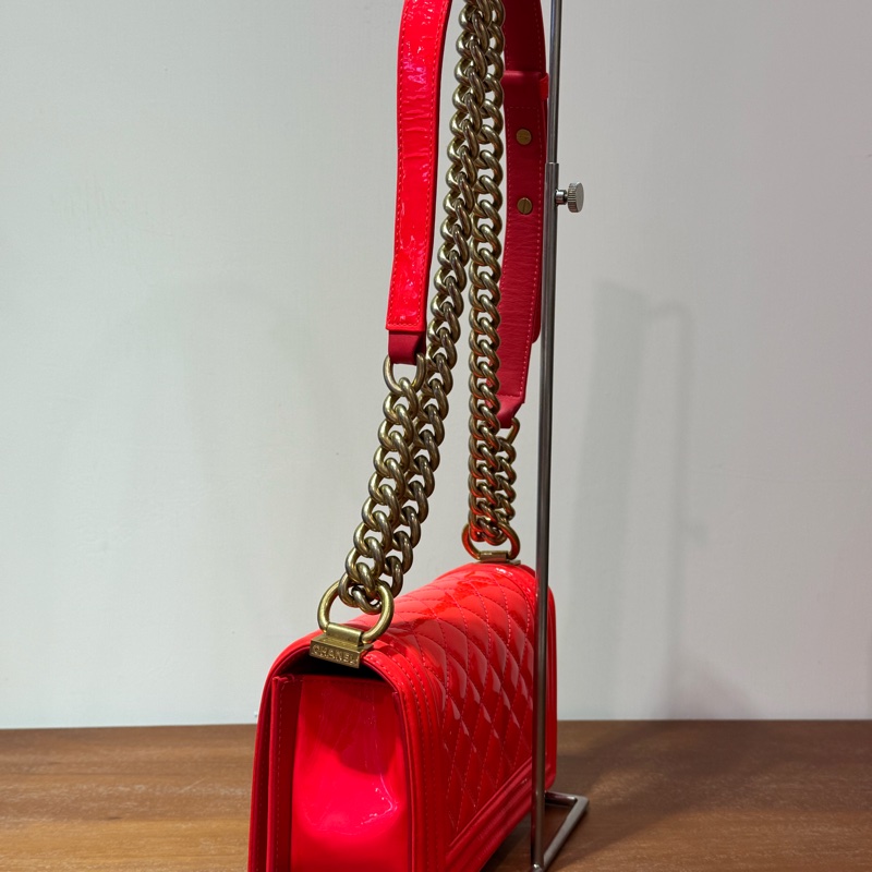 CHANEL Boy 20cm 橙紅色 漆皮配金鏈斜孭袋-3