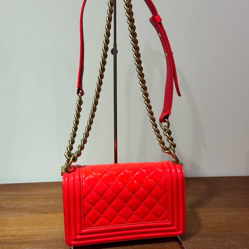 CHANEL Boy 20cm 橙紅色 漆皮配金鏈斜孭袋-7