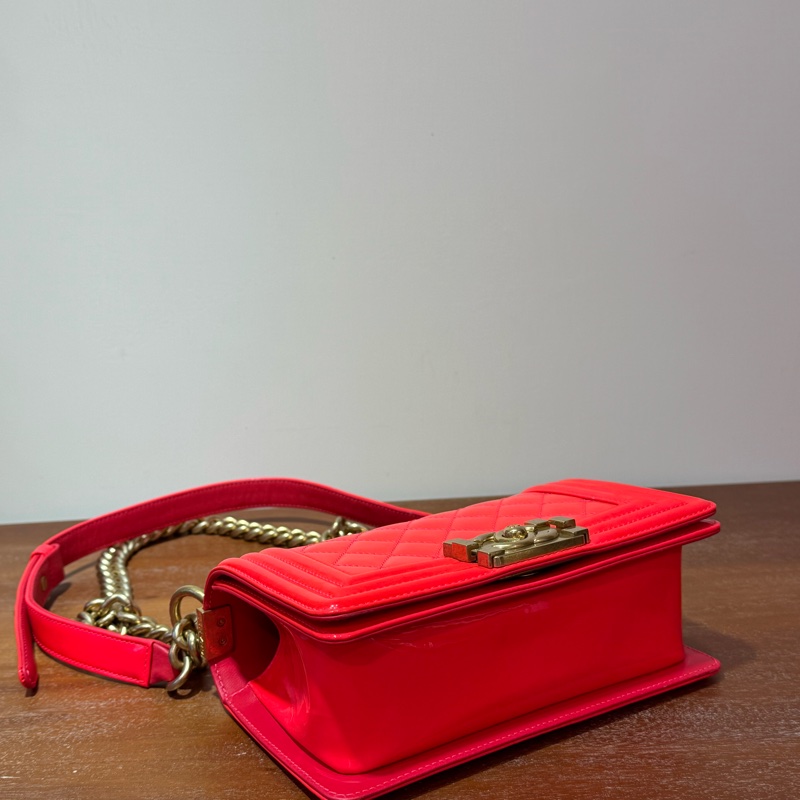CHANEL Boy 20cm 橙紅色 漆皮配金鏈斜孭袋-10