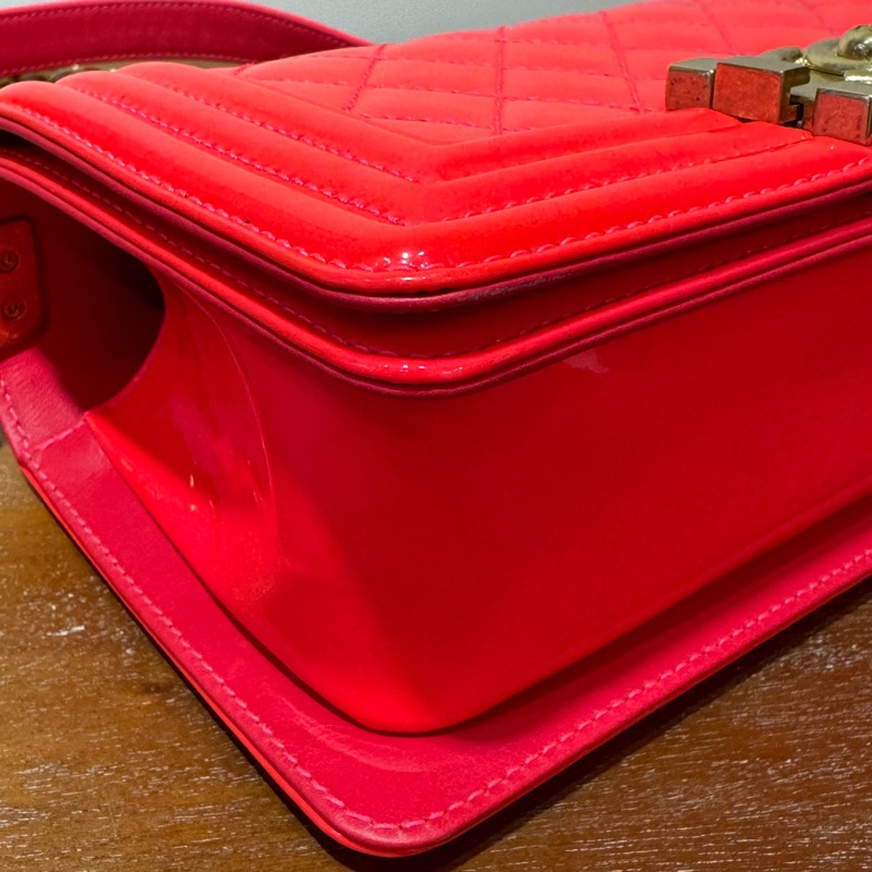 CHANEL Boy 20cm 橙紅色 漆皮配金鏈斜孭袋-11