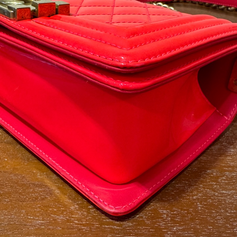 CHANEL Boy 20cm 橙紅色 漆皮配金鏈斜孭袋-12