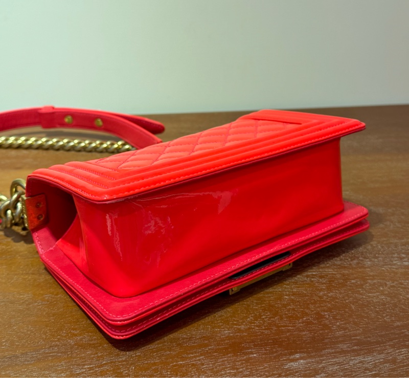 CHANEL Boy 20cm 橙紅色 漆皮配金鏈斜孭袋-13