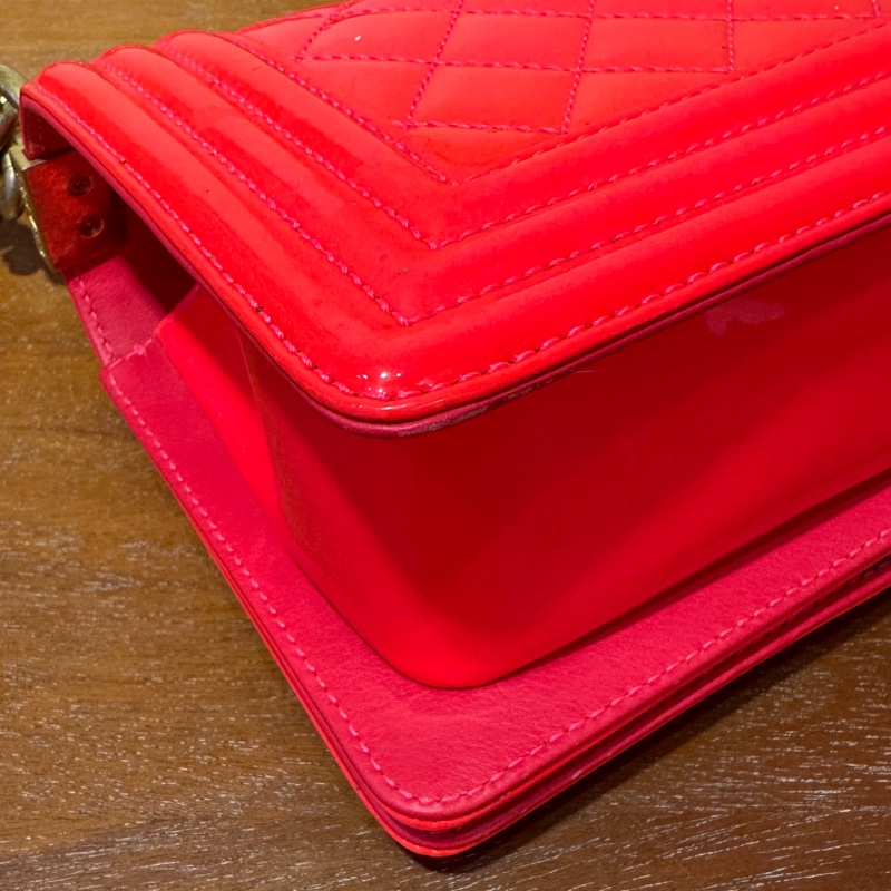 CHANEL Boy 20cm 橙紅色 漆皮配金鏈斜孭袋-14