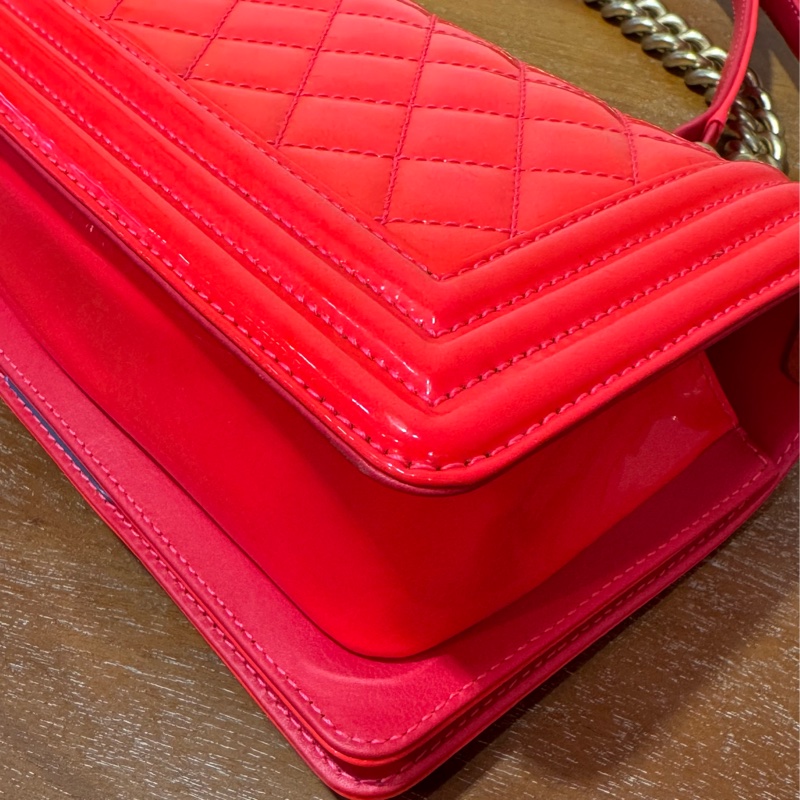CHANEL Boy 20cm 橙紅色 漆皮配金鏈斜孭袋-15