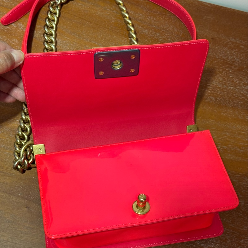 CHANEL Boy 20cm 橙紅色 漆皮配金鏈斜孭袋-16