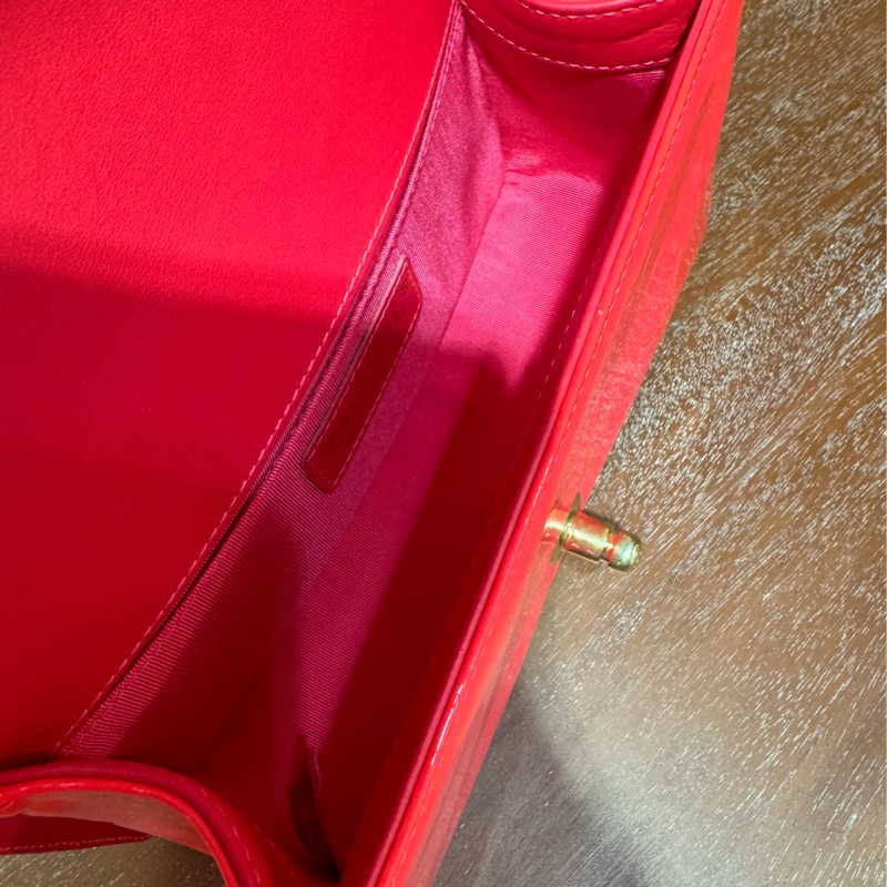 CHANEL Boy 20cm 橙紅色 漆皮配金鏈斜孭袋-17
