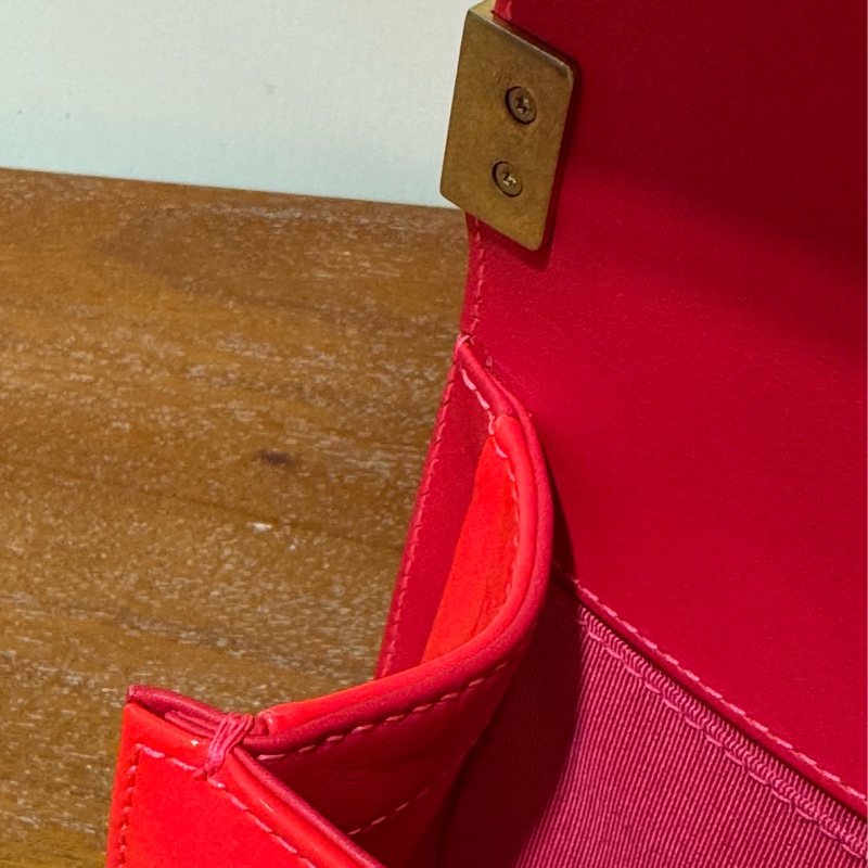 CHANEL Boy 20cm 橙紅色 漆皮配金鏈斜孭袋-19