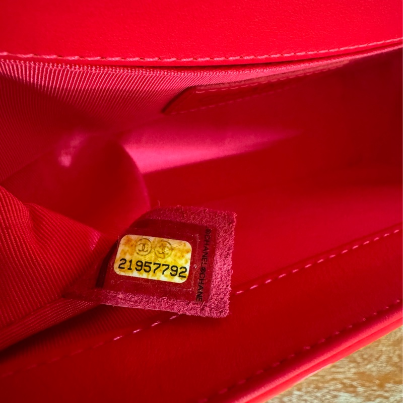 CHANEL Boy 20cm 橙紅色 漆皮配金鏈斜孭袋-21