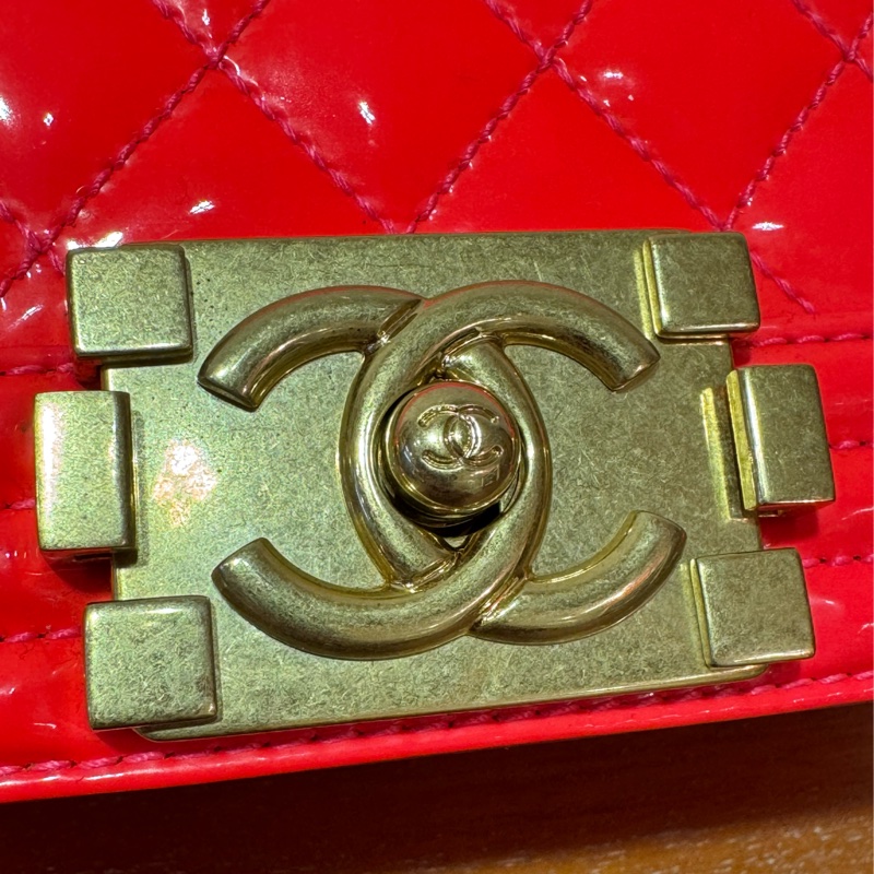 CHANEL Boy 20cm 橙紅色 漆皮配金鏈斜孭袋-22