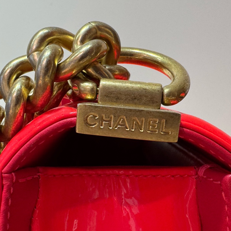 CHANEL Boy 20cm 橙紅色 漆皮配金鏈斜孭袋-23