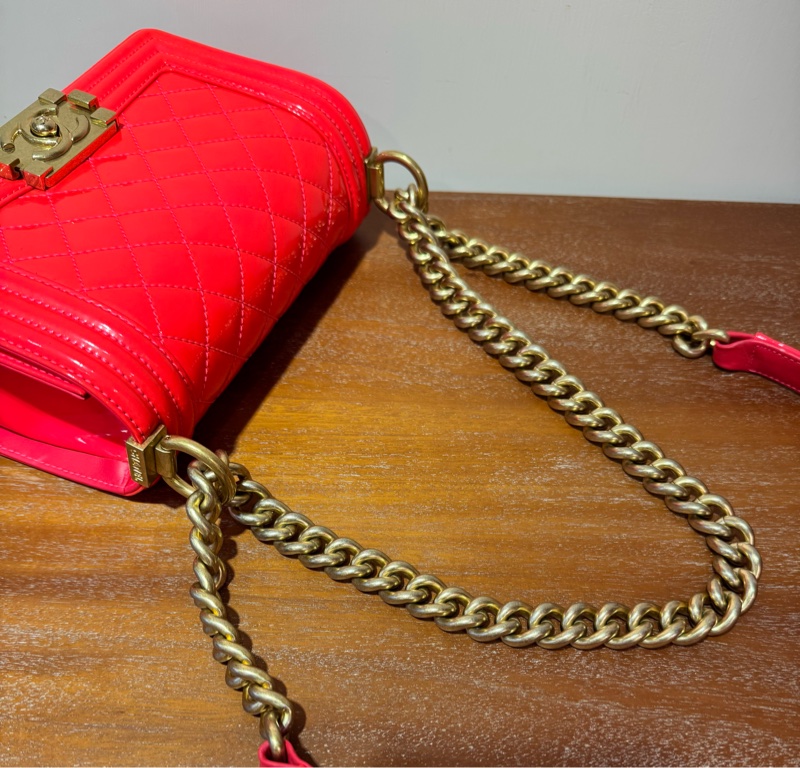 CHANEL Boy 20cm 橙紅色 漆皮配金鏈斜孭袋-28