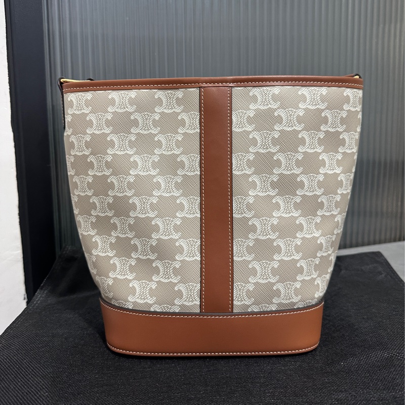 Celine 標誌印花牛皮米棕色斜背包-1