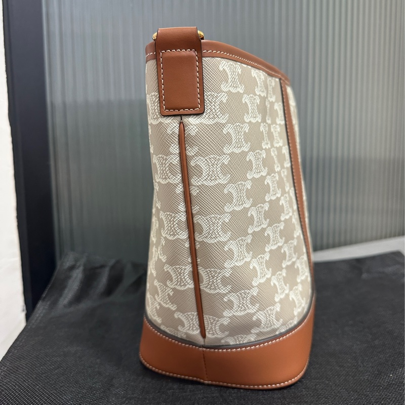 Celine 標誌印花牛皮米棕色斜背包-2