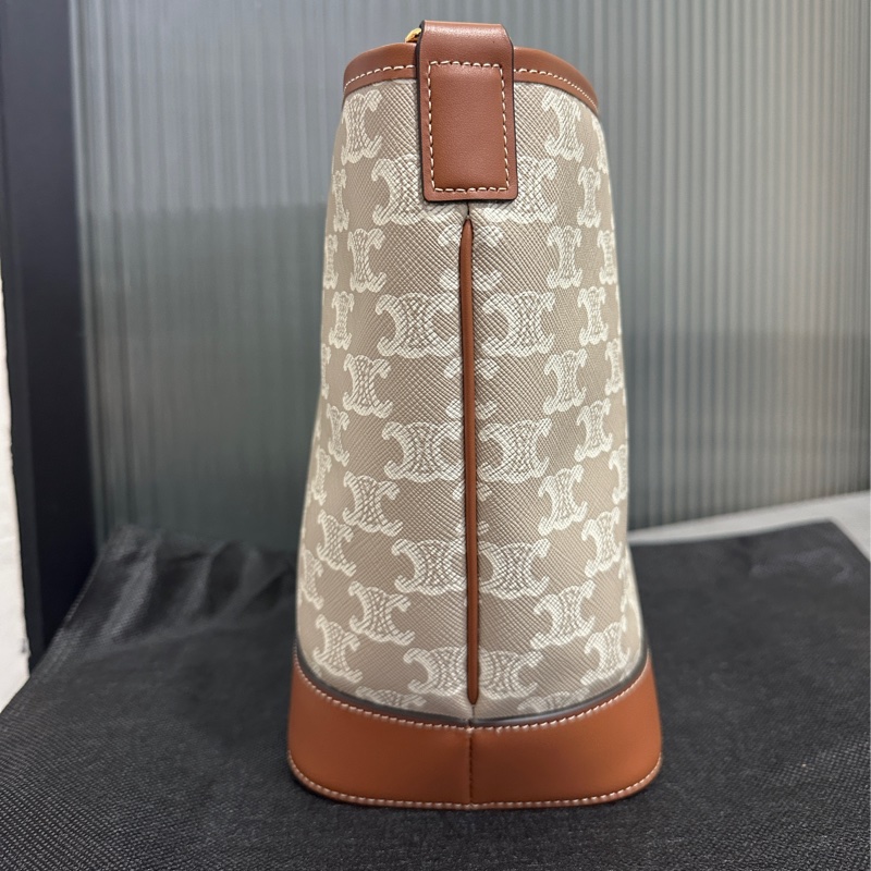 Celine 標誌印花牛皮米棕色斜背包-3