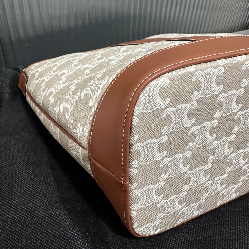 Celine 標誌印花牛皮米棕色斜背包-5