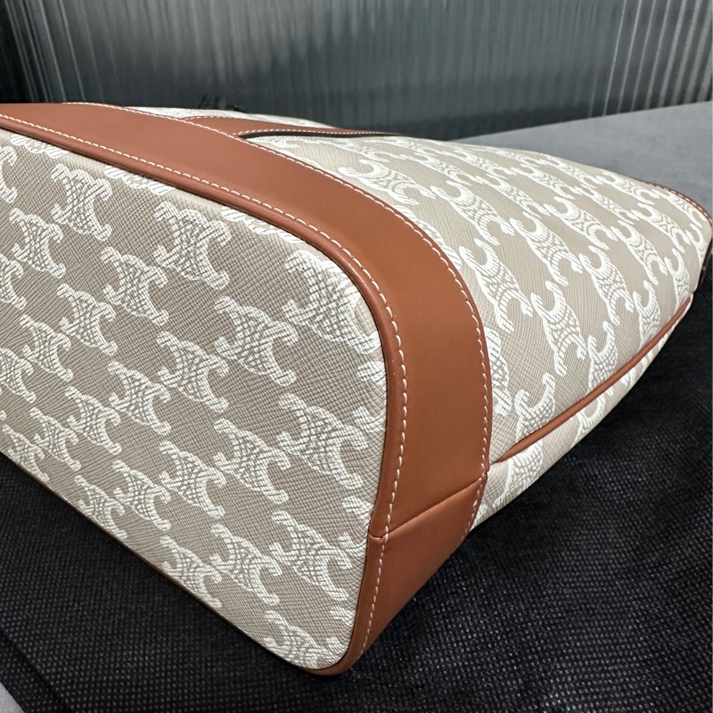 Celine 標誌印花牛皮米棕色斜背包-6