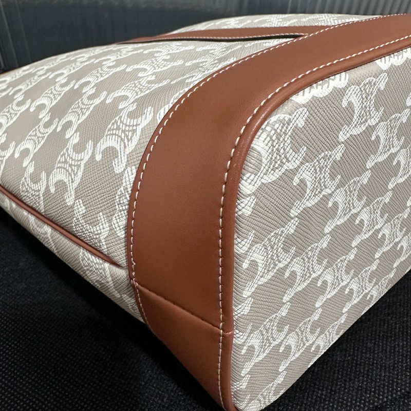 Celine 標誌印花牛皮米棕色斜背包-7