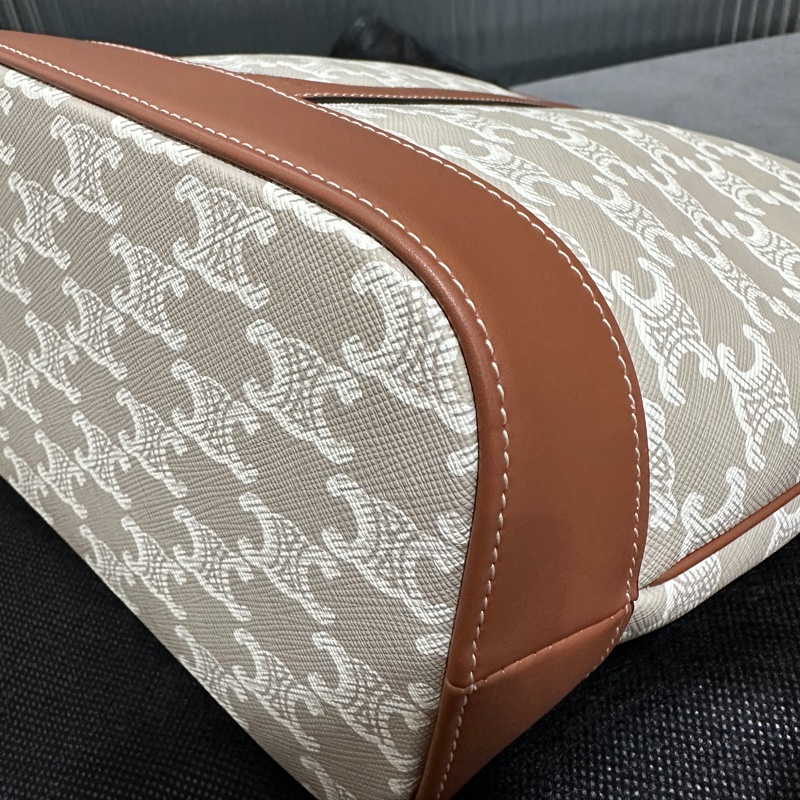 Celine 標誌印花牛皮米棕色斜背包-8