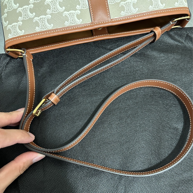 Celine 標誌印花牛皮米棕色斜背包-9