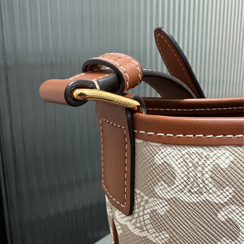 Celine 標誌印花牛皮米棕色斜背包-11
