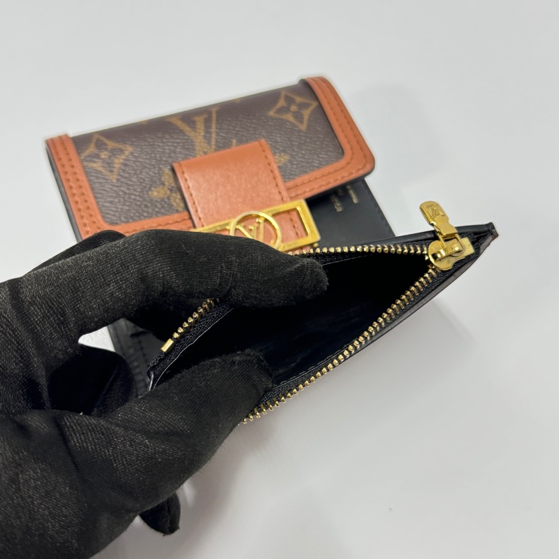 （極新🎁） LV M68725 晶片款 達芙妮短夾 專櫃36500！-10