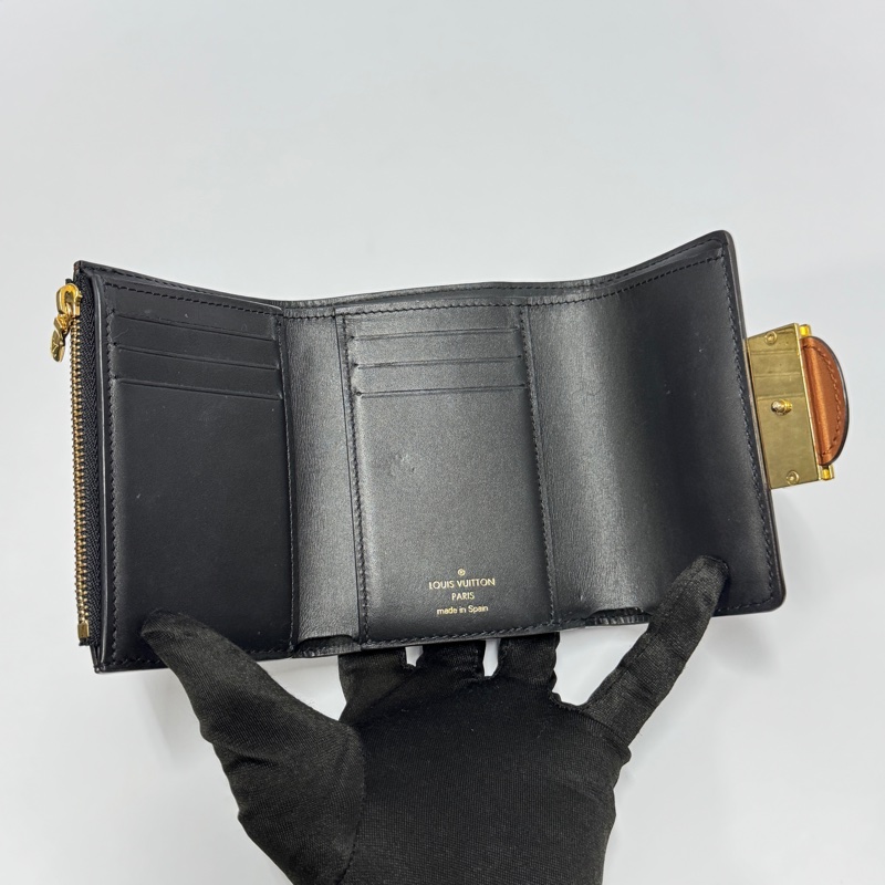 （極新🎁） LV M68725 晶片款 達芙妮短夾 專櫃36500！-11