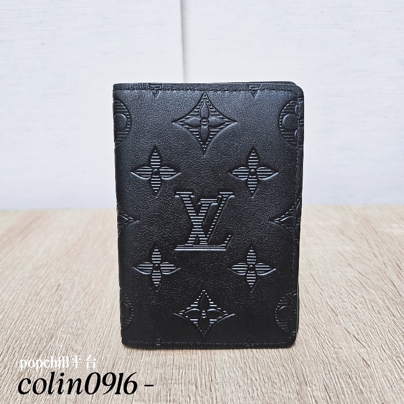 [甜甜價出❣️全皮好質感]  LV黑牛皮壓紋對開卡夾-0