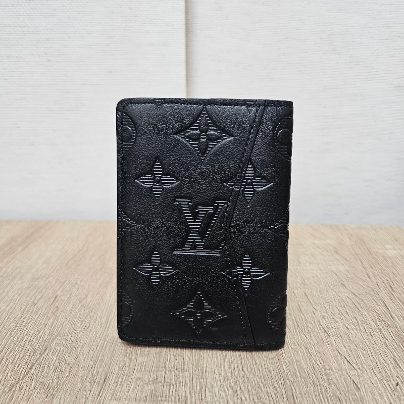 [甜甜價出❣️全皮好質感]  LV黑牛皮壓紋對開卡夾-1