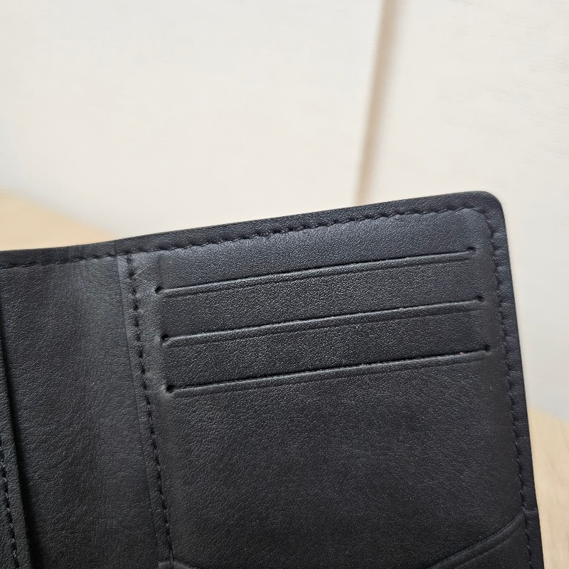 [甜甜價出❣️全皮好質感]  LV黑牛皮壓紋對開卡夾-5