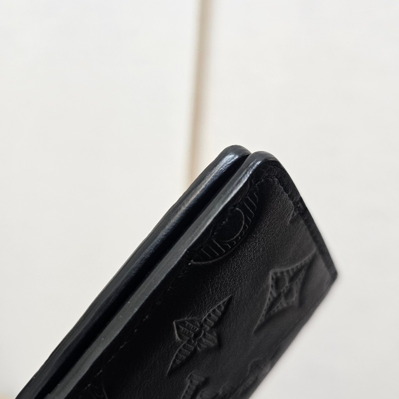 [甜甜價出❣️全皮好質感]  LV黑牛皮壓紋對開卡夾-8