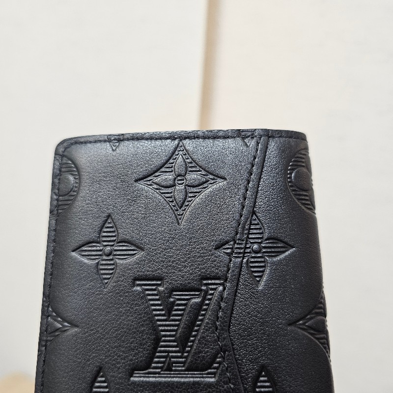 [甜甜價出❣️全皮好質感]  LV黑牛皮壓紋對開卡夾-9