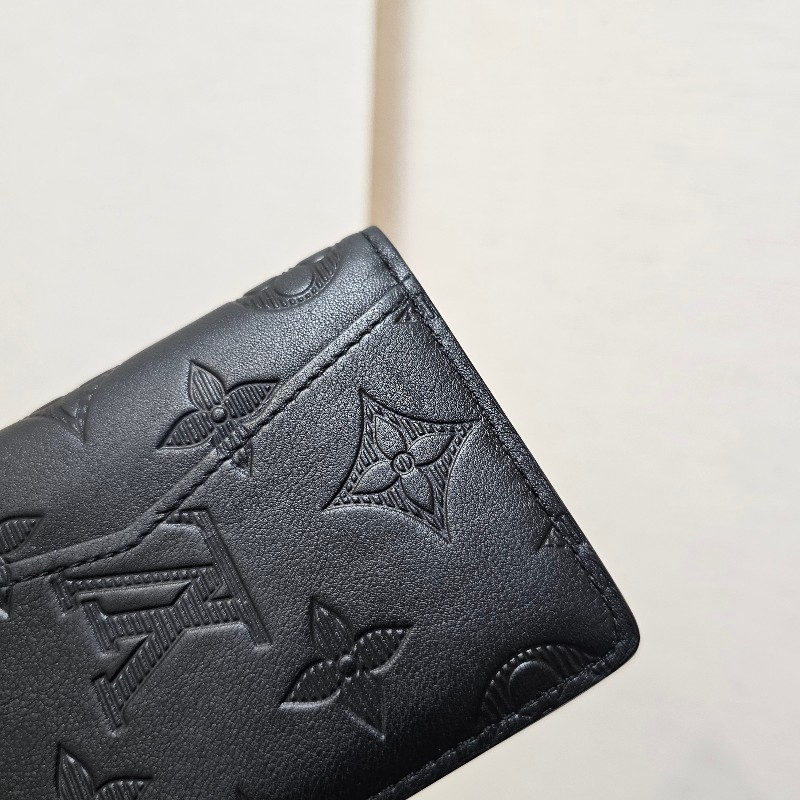 [甜甜價出❣️全皮好質感]  LV黑牛皮壓紋對開卡夾-10