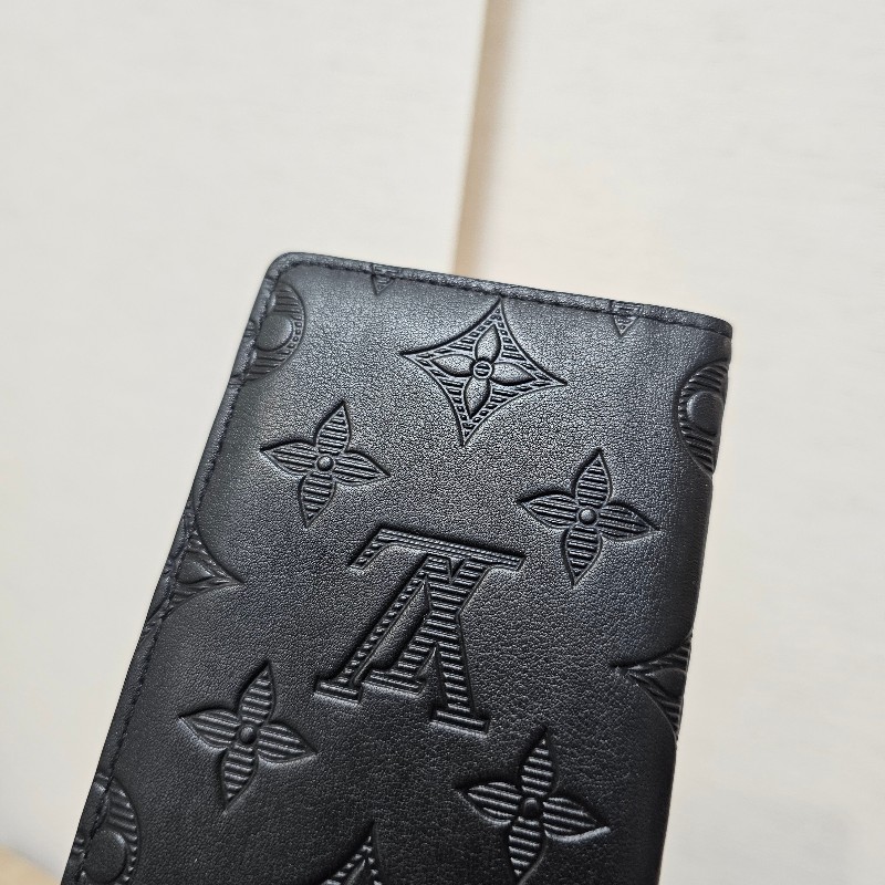 [甜甜價出❣️全皮好質感]  LV黑牛皮壓紋對開卡夾-11