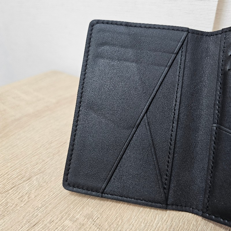 [甜甜價出❣️全皮好質感]  LV黑牛皮壓紋對開卡夾-14