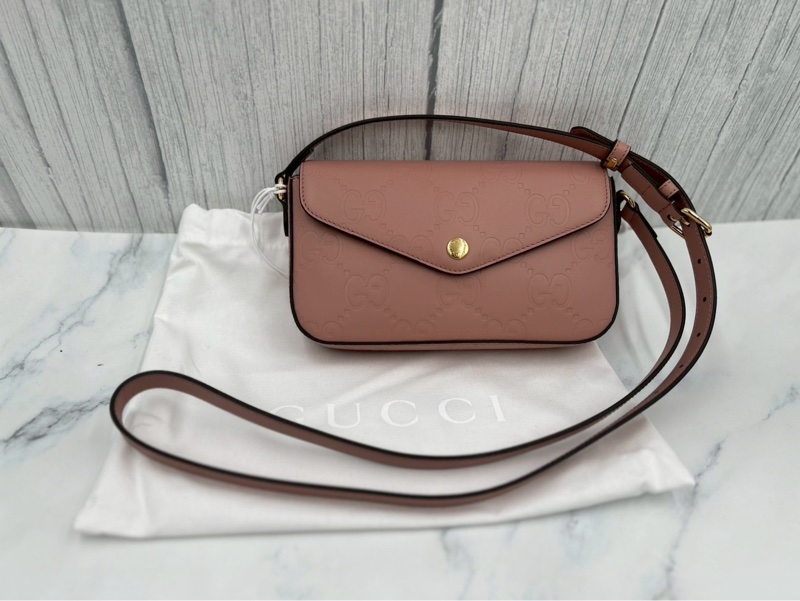 GUCCI 古馳 GG Logo 淡金釦信封造型斜背包-6