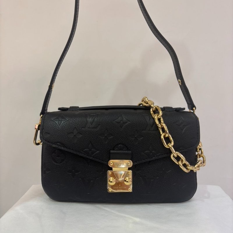 LV(M)黑壓紋牛皮金釦 Metis East West 郵差包-0