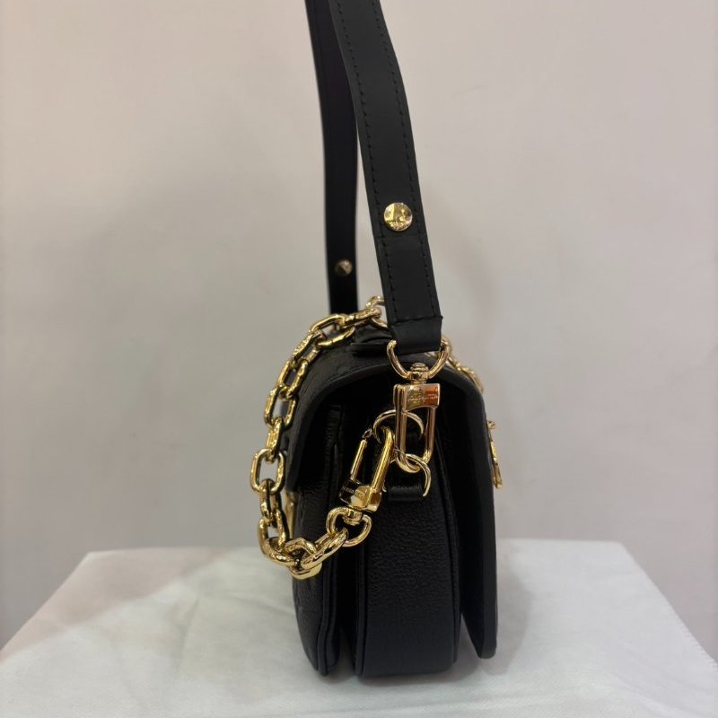 LV(M)黑壓紋牛皮金釦 Metis East West 郵差包-1