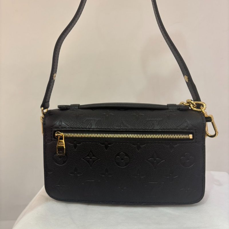 LV(M)黑壓紋牛皮金釦 Metis East West 郵差包-2