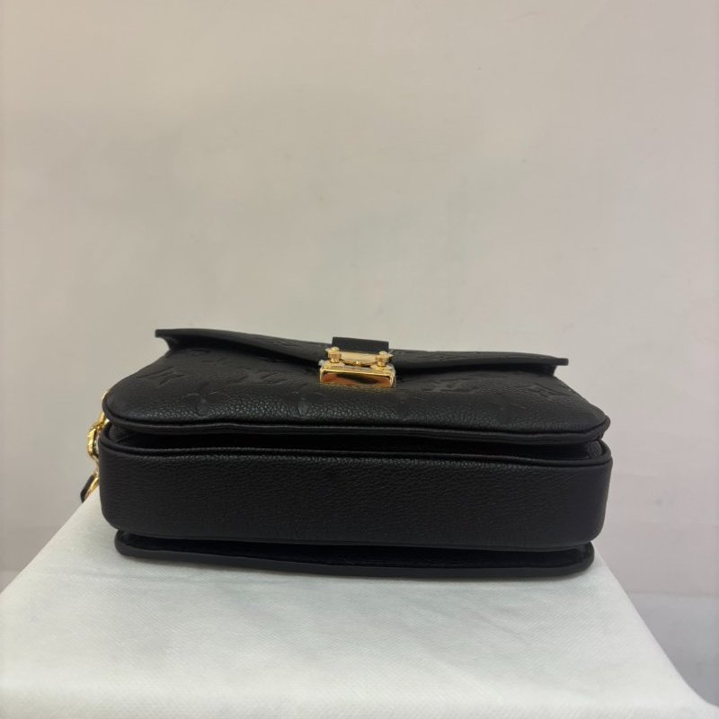 LV(M)黑壓紋牛皮金釦 Metis East West 郵差包-4