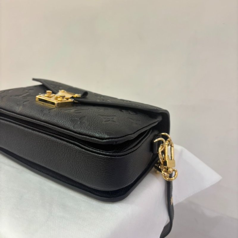 LV(M)黑壓紋牛皮金釦 Metis East West 郵差包-5