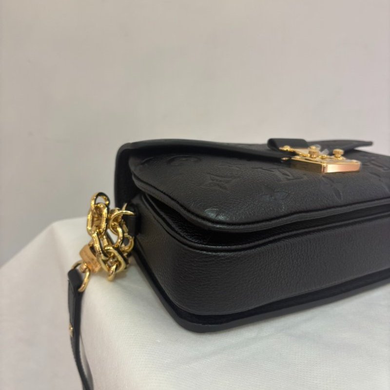 LV(M)黑壓紋牛皮金釦 Metis East West 郵差包-6