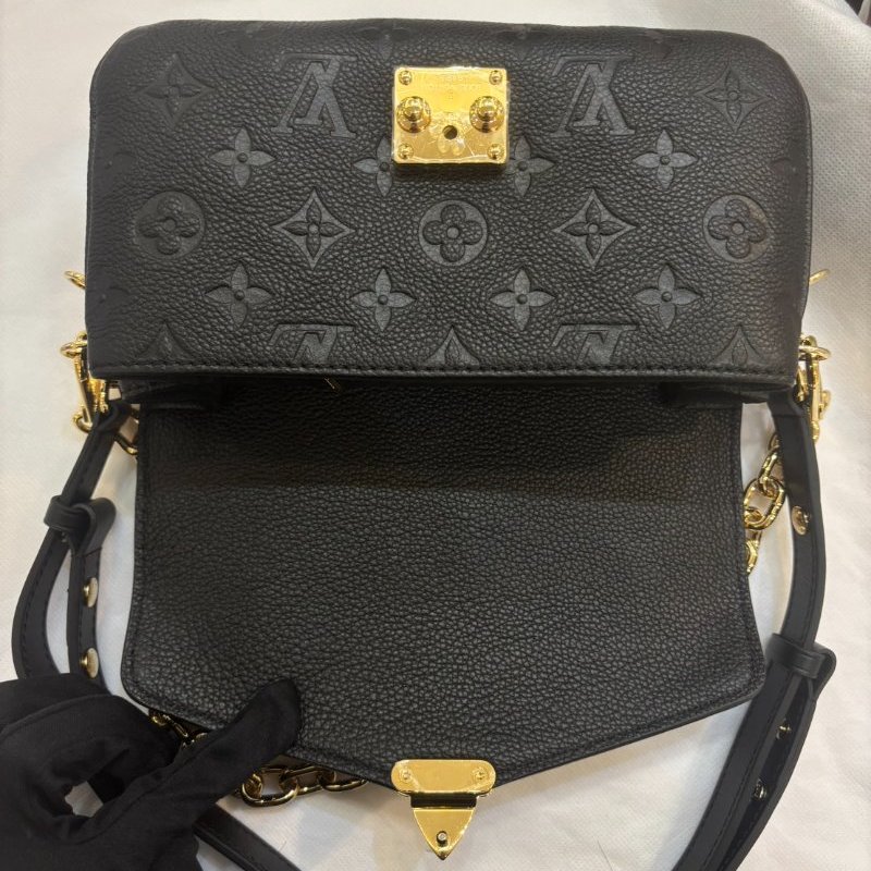 LV(M)黑壓紋牛皮金釦 Metis East West 郵差包-7