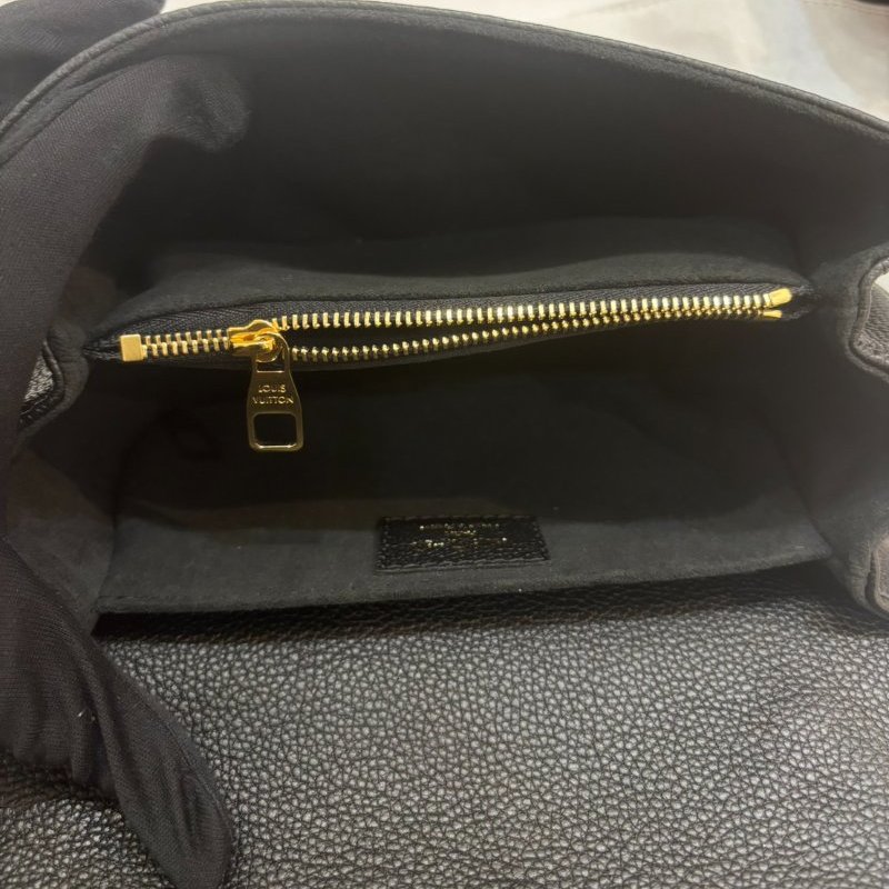 LV(M)黑壓紋牛皮金釦 Metis East West 郵差包-8