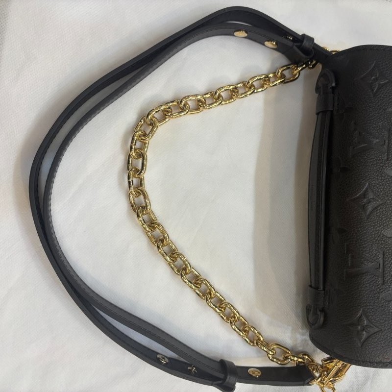 LV(M)黑壓紋牛皮金釦 Metis East West 郵差包-9