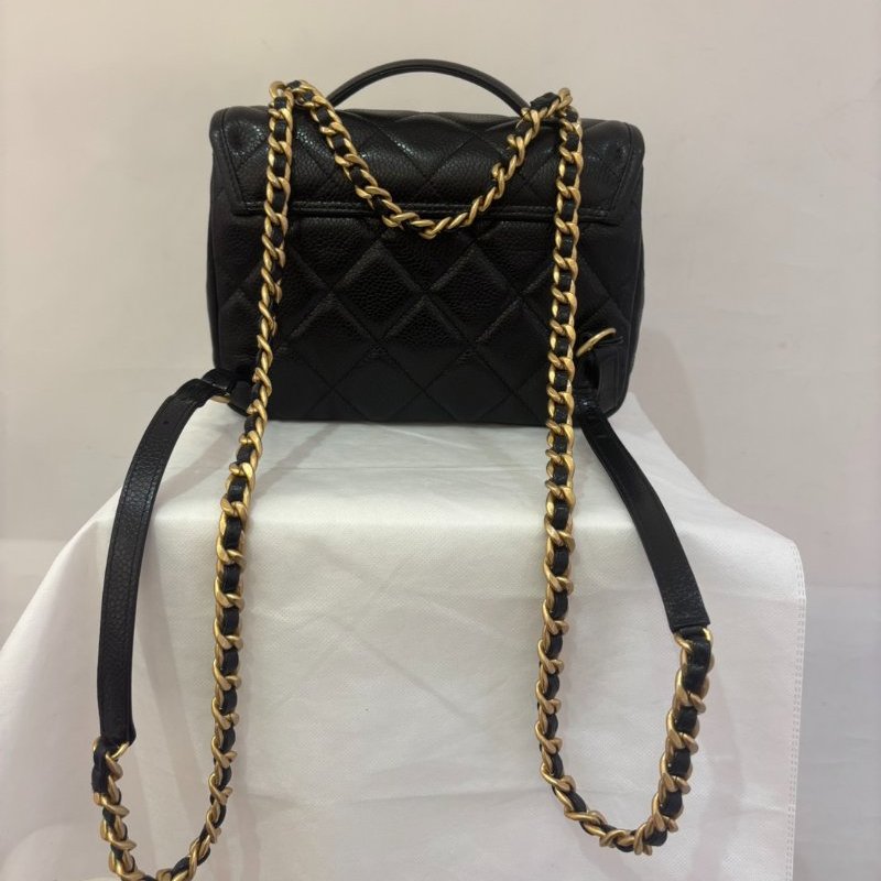 CHANEL黑荔枝牛皮金釦掀蓋後背包-3