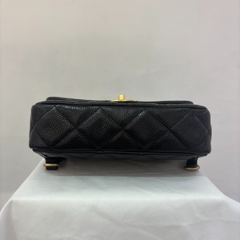 CHANEL黑荔枝牛皮金釦掀蓋後背包-4