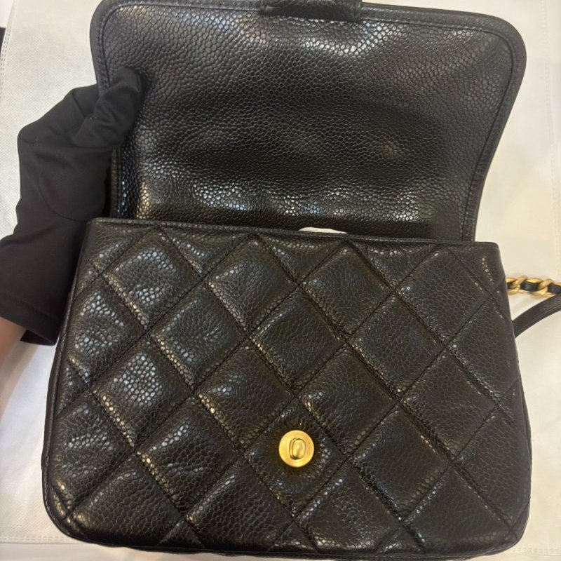 CHANEL黑荔枝牛皮金釦掀蓋後背包-7