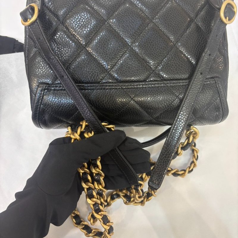 CHANEL黑荔枝牛皮金釦掀蓋後背包-8