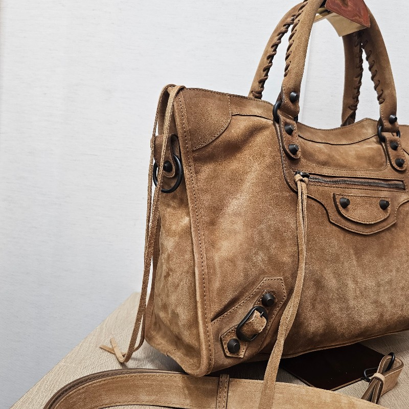 [秋冬超好搭時尚款😳] Balenciaga駝色麂皮霧黑釦手提斜背機車包-1